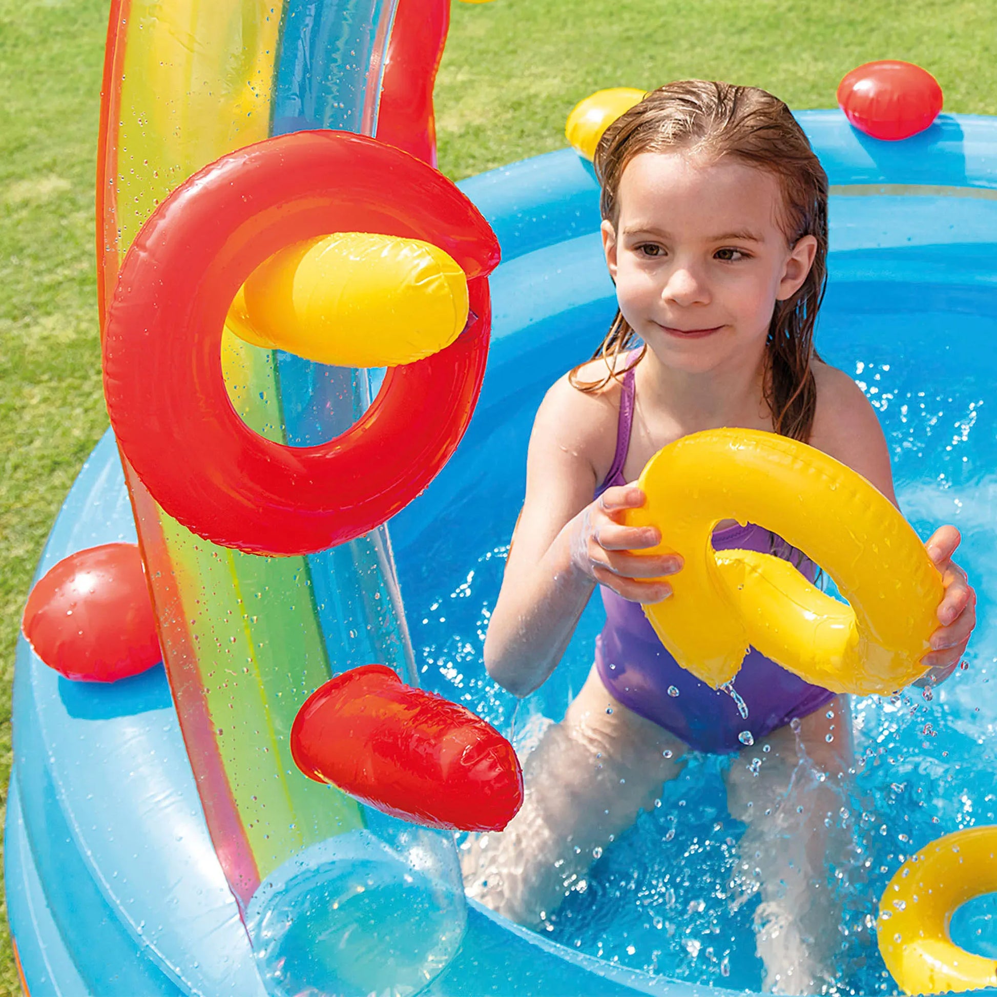 INTEX - Piscina Hinchable Infantil, Centro De Juegos Arco Iris Con Tobogán Base Acolchada Y Aspersor, Incluye 8 Bolas Y 4 Anillas Para Jugar, Niños +2 Años, Capacidad De 168-206L, Medidas 191X295X109Cm, Incluye Parche De Reparación