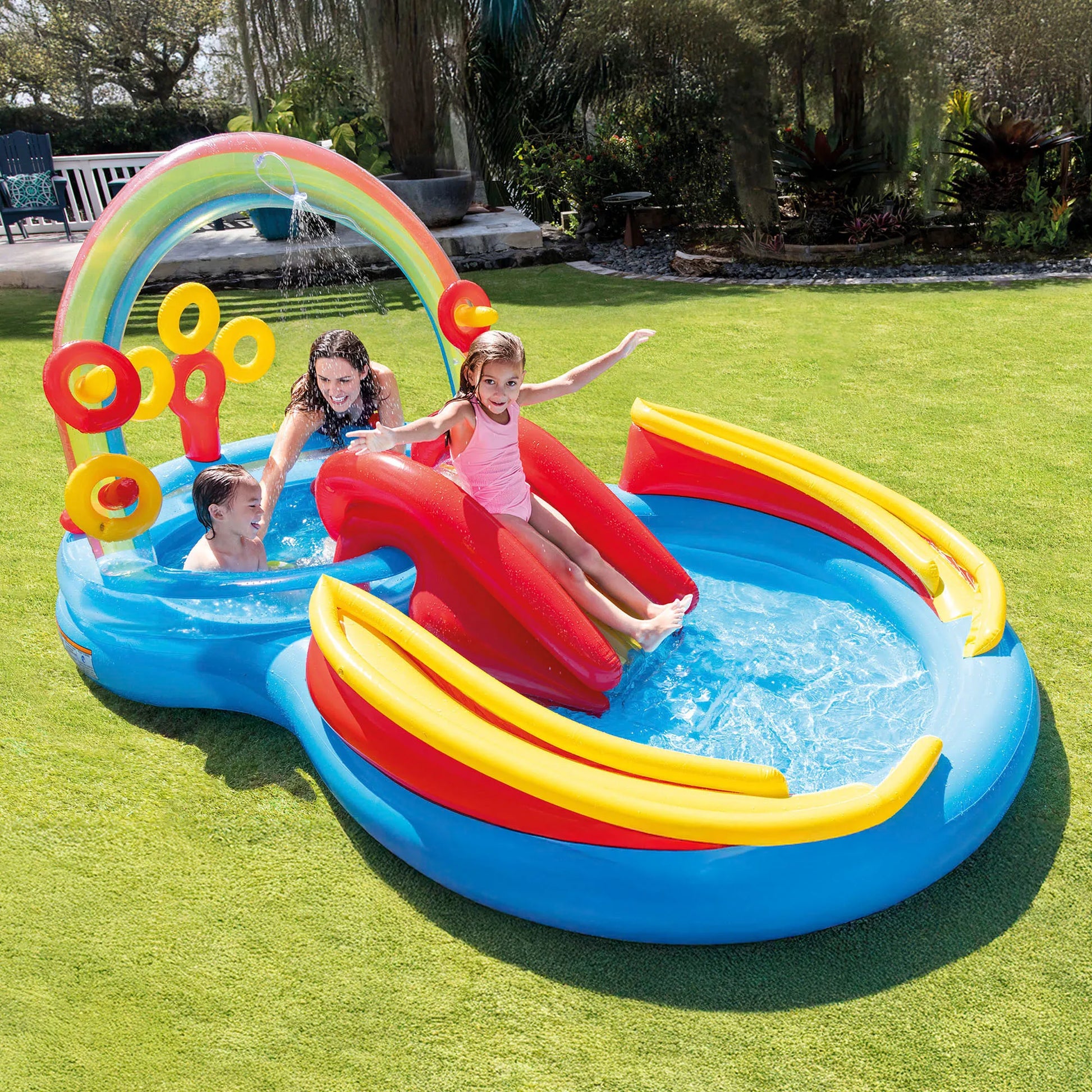 INTEX - Piscina Hinchable Infantil, Centro De Juegos Arco Iris Con Tobogán Base Acolchada Y Aspersor, Incluye 8 Bolas Y 4 Anillas Para Jugar, Niños +2 Años, Capacidad De 168-206L, Medidas 191X295X109Cm, Incluye Parche De Reparación