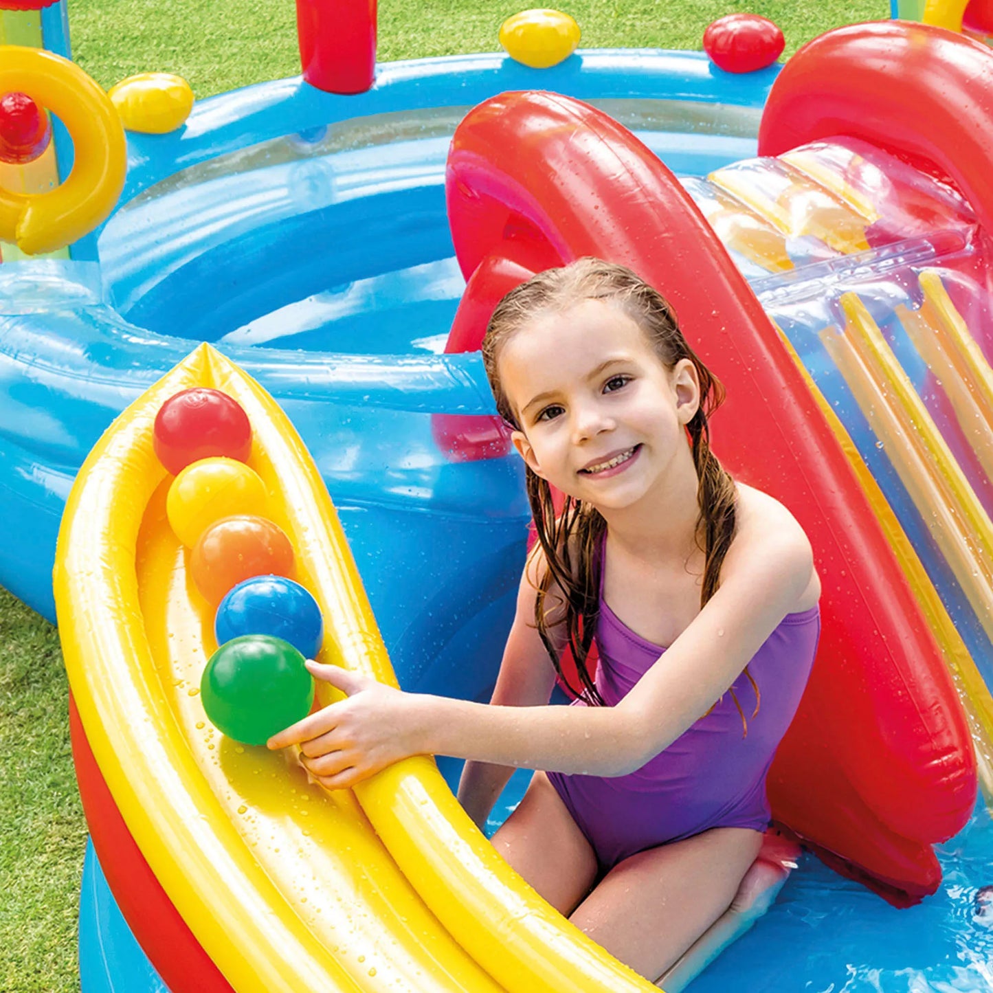 INTEX - Piscina Hinchable Infantil, Centro De Juegos Arco Iris Con Tobogán Base Acolchada Y Aspersor, Incluye 8 Bolas Y 4 Anillas Para Jugar, Niños +2 Años, Capacidad De 168-206L, Medidas 191X295X109Cm, Incluye Parche De Reparación