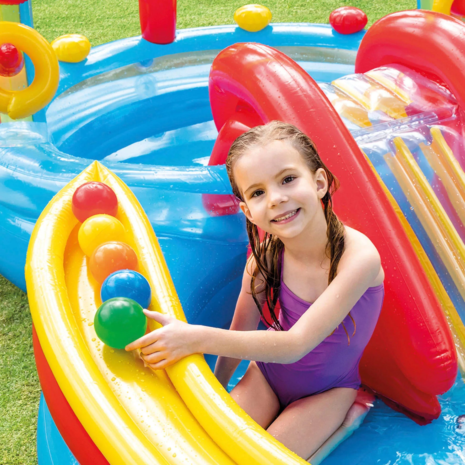 INTEX - Piscina Hinchable Infantil, Centro De Juegos Arco Iris Con Tobogán Base Acolchada Y Aspersor, Incluye 8 Bolas Y 4 Anillas Para Jugar, Niños +2 Años, Capacidad De 168-206L, Medidas 191X295X109Cm, Incluye Parche De Reparación